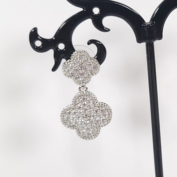 New! Woman's Stainless Steel four leaf earrings. Silver color - Picture 3 of 6